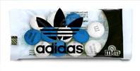 Eine bedruckte Tüte mit dem Logo von Adidas